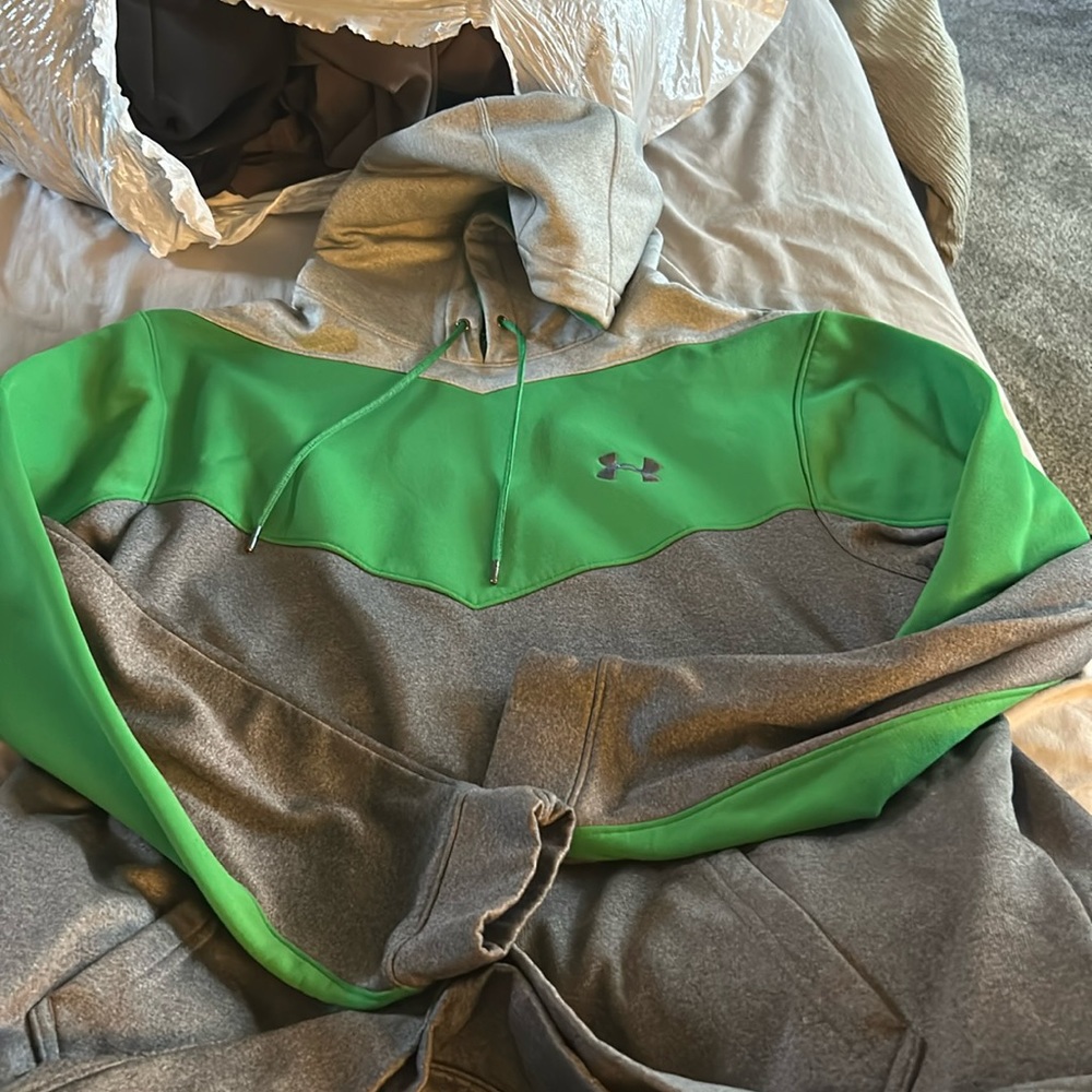 Like new under armour sweatshirt